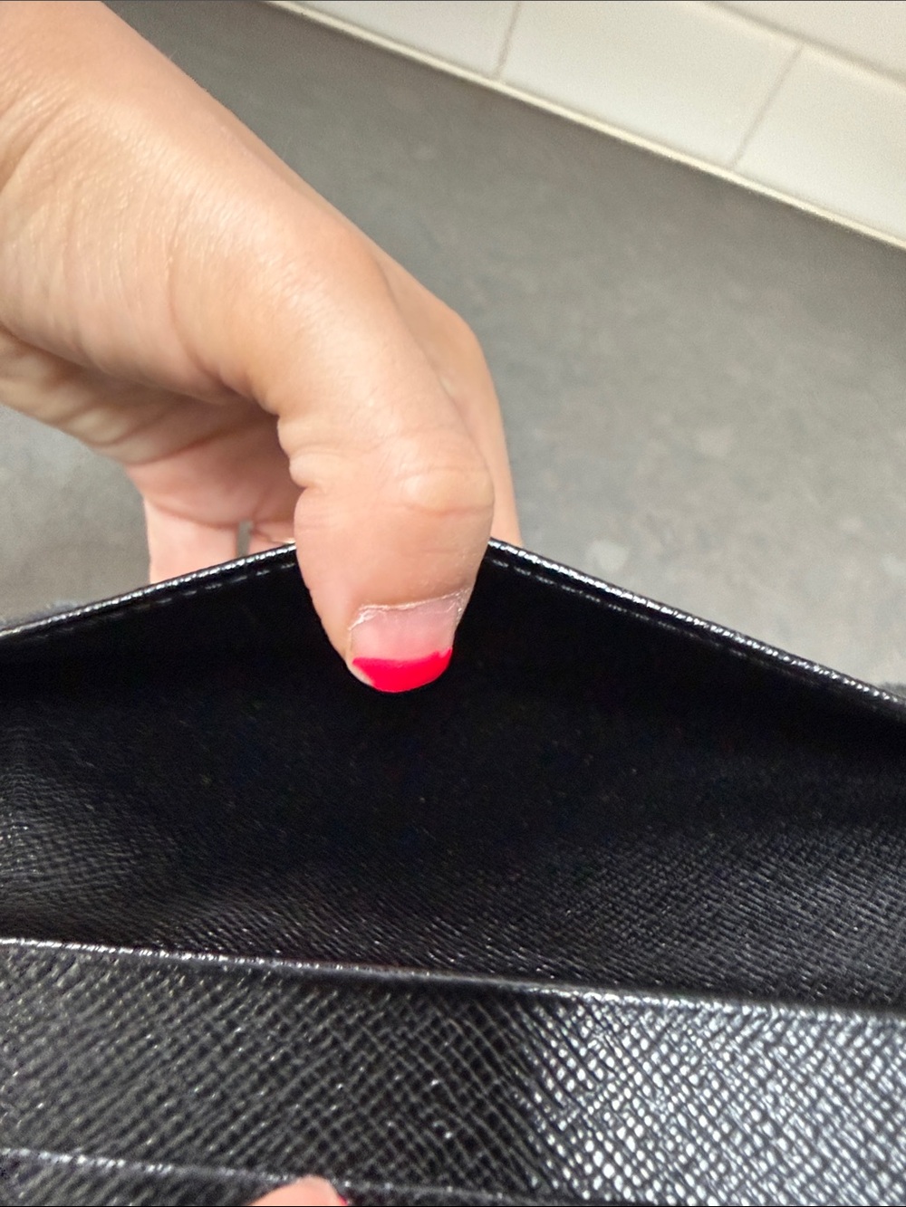 Louis Vuitton Vertical Wallet in black Epi 2006 - Picture 9 of 11